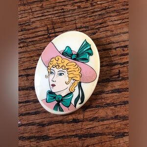 Broche vintage West-Germany 1950 femme au chapeau